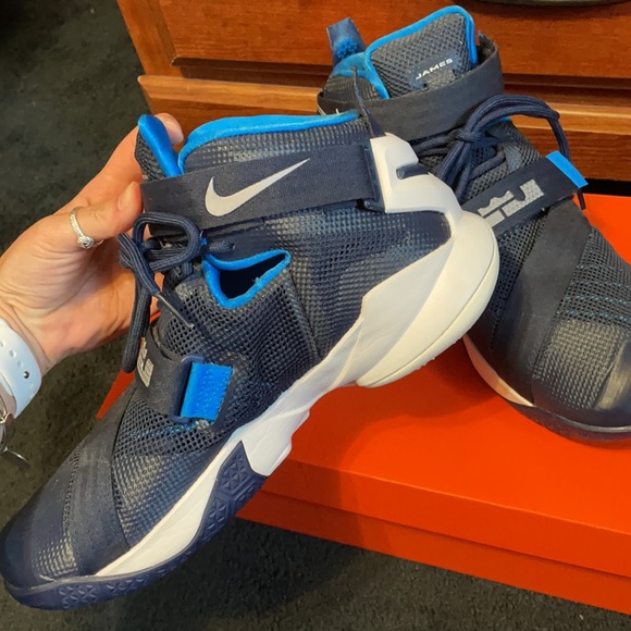 Lebron James basketball shoes - Picture 2 of 5